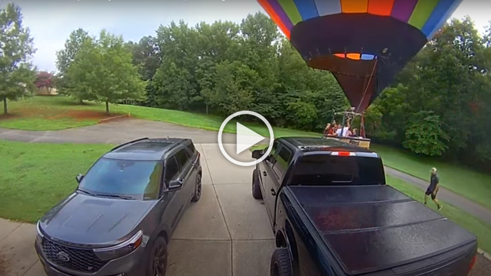 Ναι ασφαλιστής? Τράκαρε το αμάξι μου ένα αερόστατο [video]